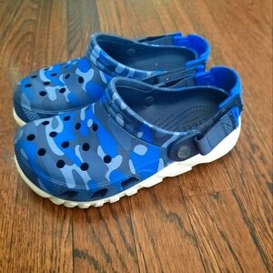 Boys Duet max li crocs blue camo size 4 with adjustable back